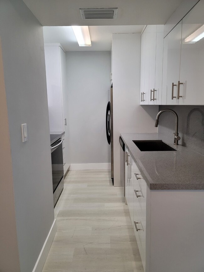 10790 N Kendall Dr, Unit C8 in Miami, FL - Building Photo - Building Photo