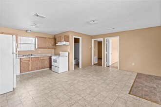 2200 Peach Ave in Bay City, TX - Building Photo - Building Photo