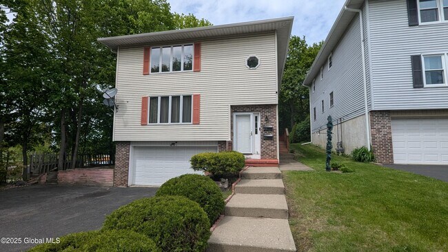 821 Salina St in Schenectady, NY - Building Photo - Building Photo