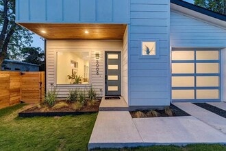 5008 Lott Ave in Austin, TX - Foto de edificio - Building Photo