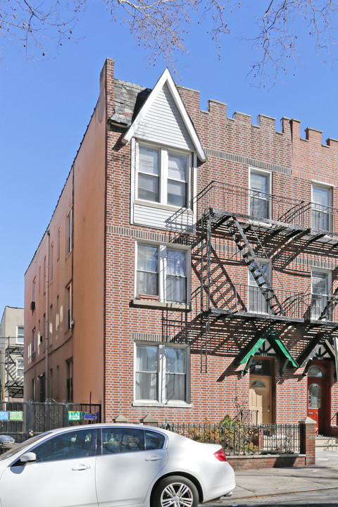 18-33 Ditmars Blvd in Astoria, NY - Building Photo