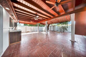 7417 Twin Sabal Dr in Miami Lakes, FL - Building Photo - Building Photo