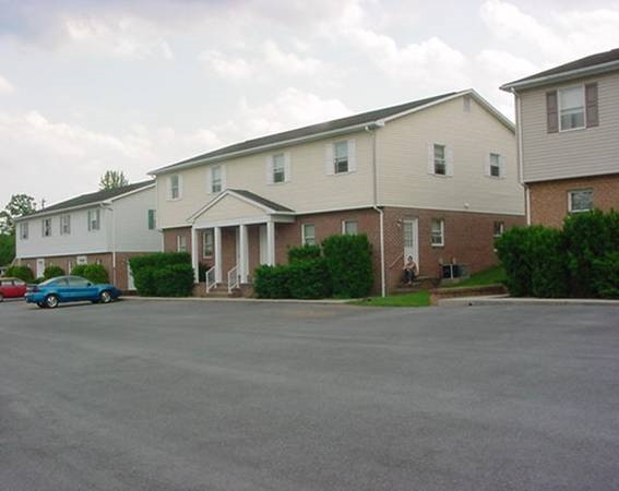 700 Thomas Ln in Martinsburg, WV - Building Photo