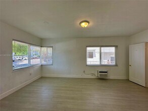 955 Bay Dr in Miami Beach, FL - Building Photo - Building Photo