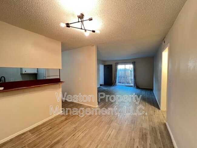 6032 Northwest Expy in Warr Acres, OK - Building Photo - Building Photo