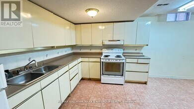 316 Valleymede Dr in Richmond Hill, ON - Building Photo - Building Photo