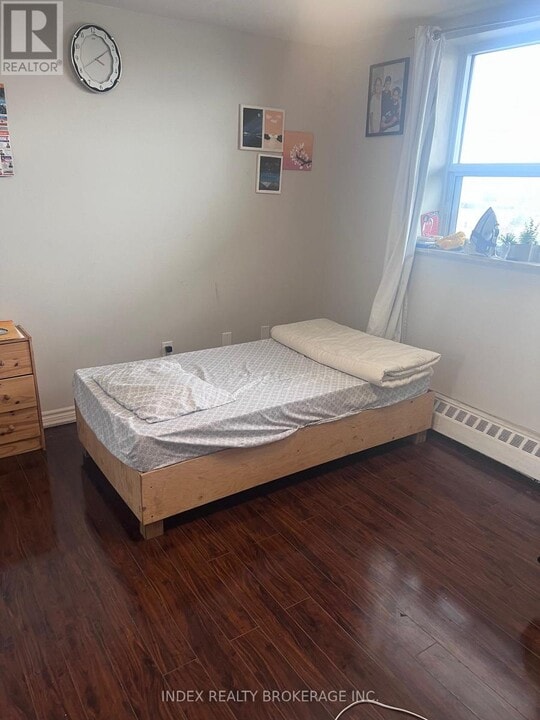 3533 Derry Rd E in Mississauga, ON - Building Photo