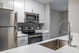 Clover Ridge East Apartments in Palatine, IL - Building Photo - Interior Photo