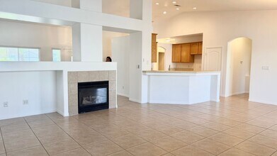 10704 Vista Bonita Dr in Bakersfield, CA - Building Photo - Building Photo