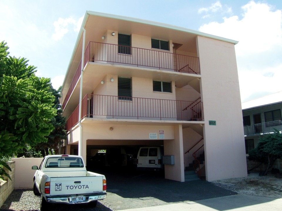 812 Ekela Ave in Honolulu, HI - Building Photo