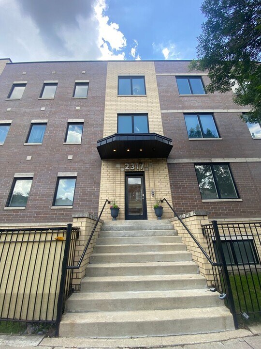 2317 W Armitage Ave in Chicago, IL - Building Photo