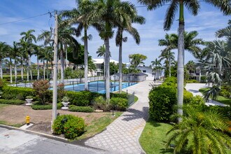 5640 Shaddelee Ln W in Ft. Myers, FL - Building Photo - Building Photo