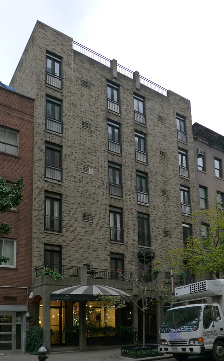 217 E 60th St in New York, NY - Building Photo