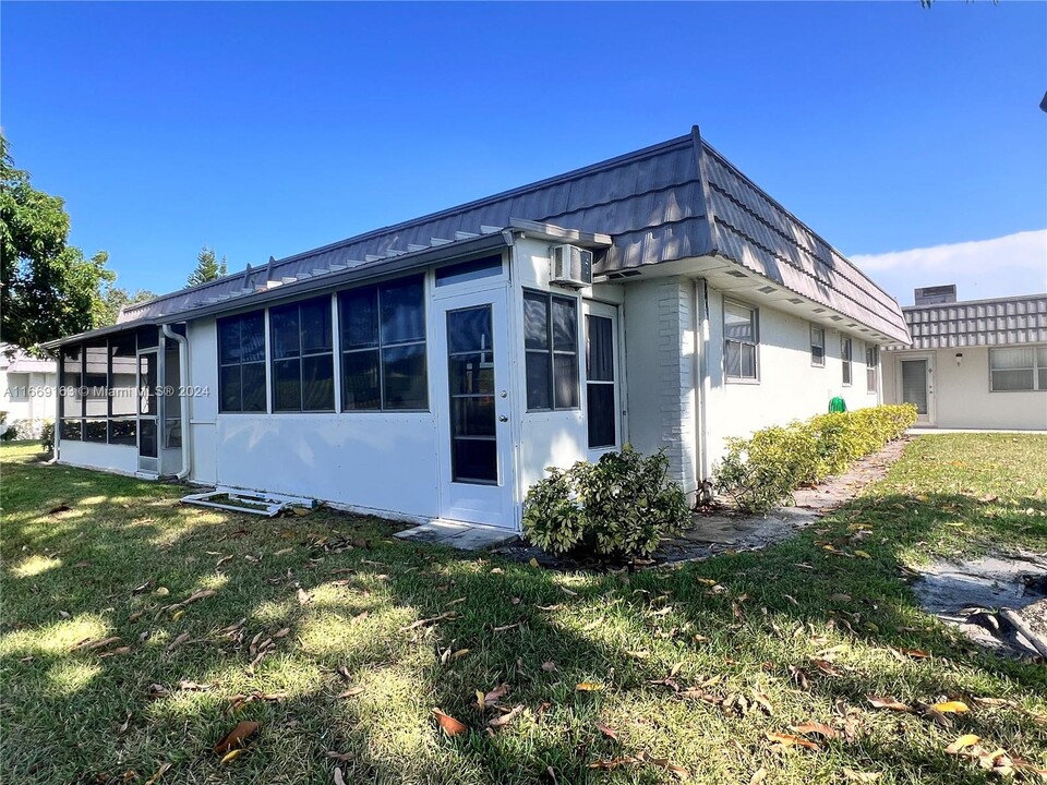 8 Valencia A in Delray Beach, FL - Building Photo