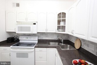 1070 Paper Mill Ct in Washington, DC - Building Photo - Building Photo