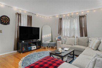 3524 W Shore Rd in Warwick, RI - Foto de edificio - Building Photo