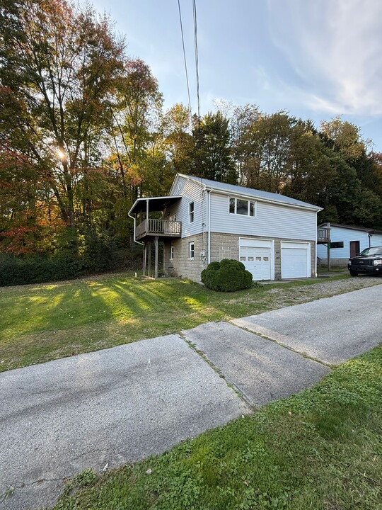 721 E Brady Rd in Kittanning, PA - Building Photo