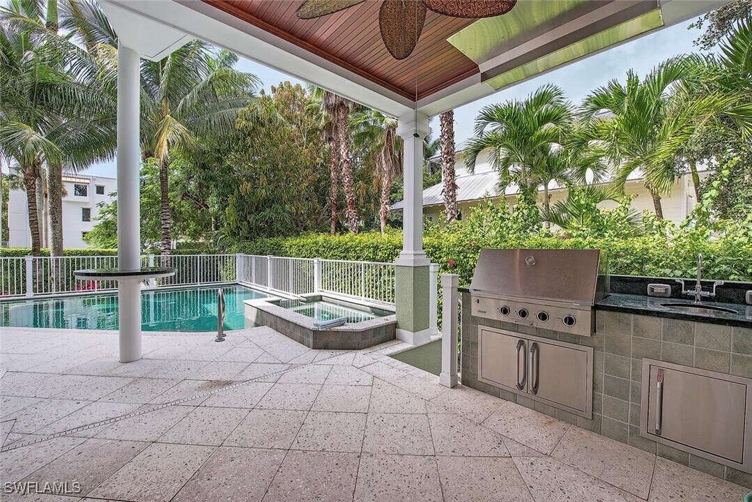 85 13th Ave S in Naples, FL - Building Photo
