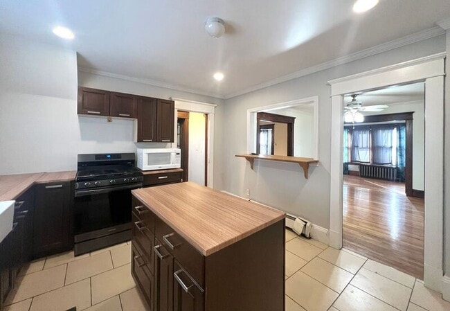 672 Sumner Ave in Springfield, MA - Building Photo - Building Photo