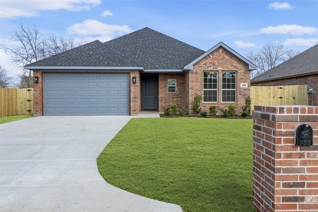 605 S Oran Ave in Cleburne, TX - Building Photo - Building Photo