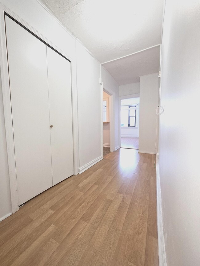 1055 JFK Blvd E in Weehawken, NJ - Building Photo - Building Photo