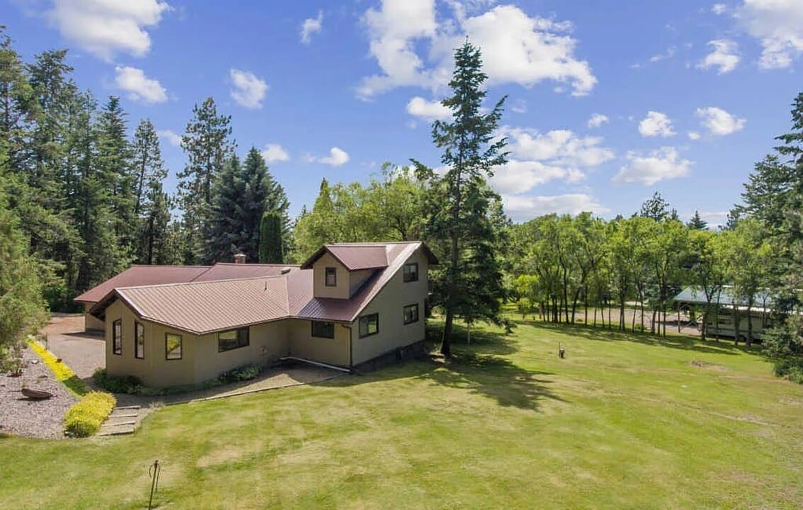 33940 County Line Dr in Bigfork, MT - Building Photo