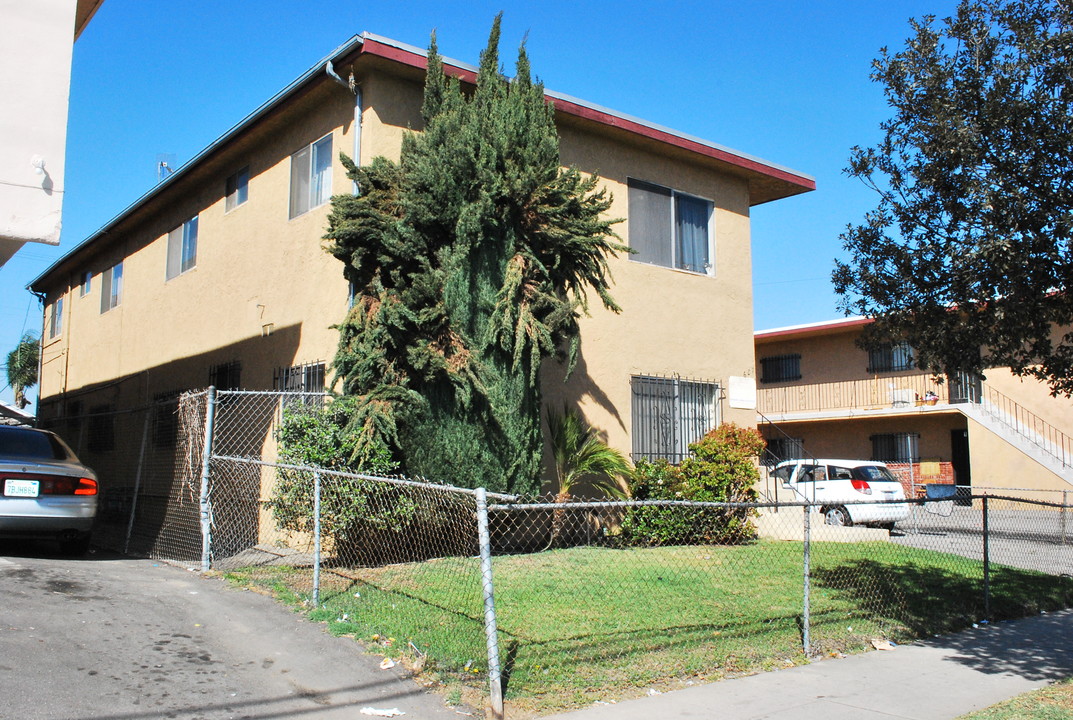 607 W Century Blvd in Los Angeles, CA - Building Photo