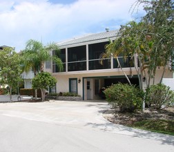 210 Southbay Dr in Naples, FL - Building Photo - Building Photo