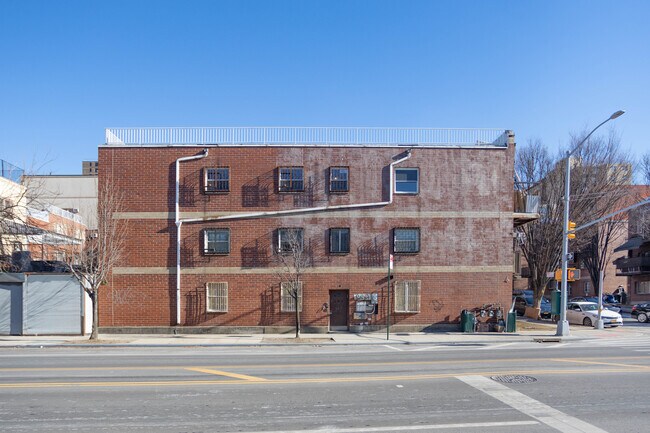 595 Kent Ave in Brooklyn, NY - Building Photo - Building Photo