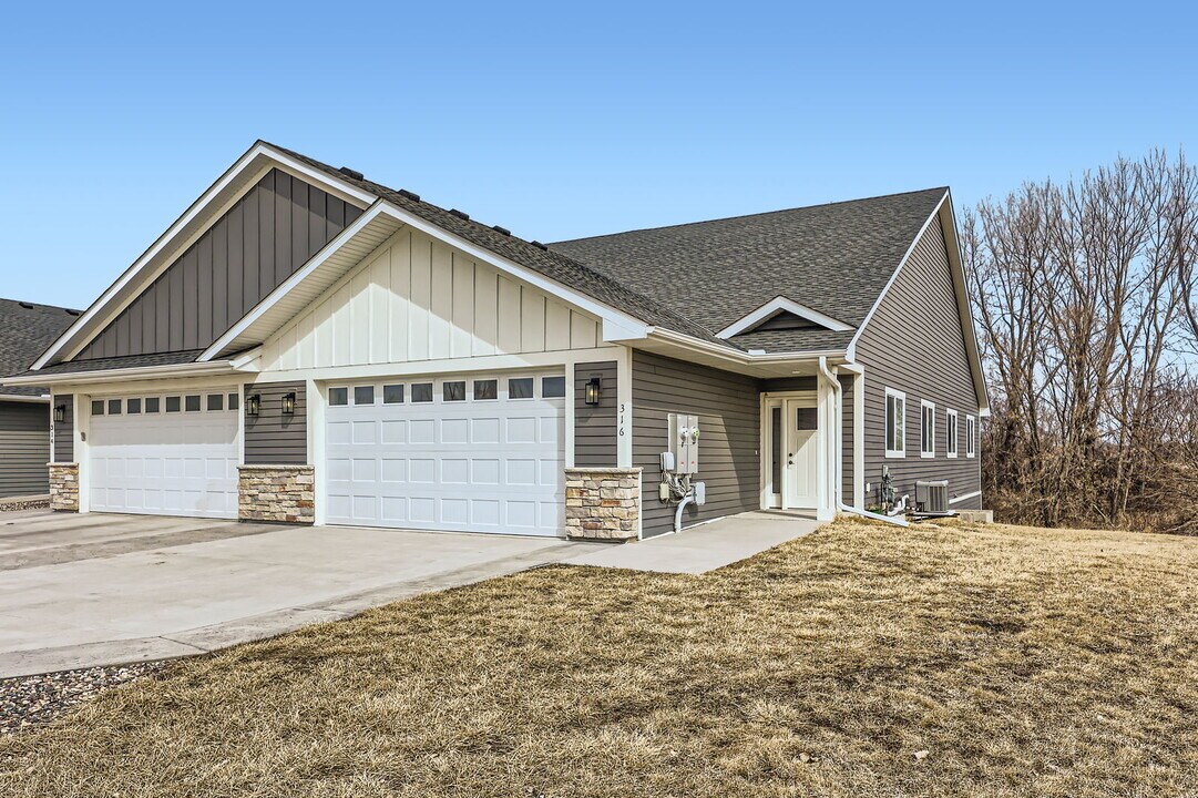 316 61st St SW in Waverly, MN - Foto de edificio