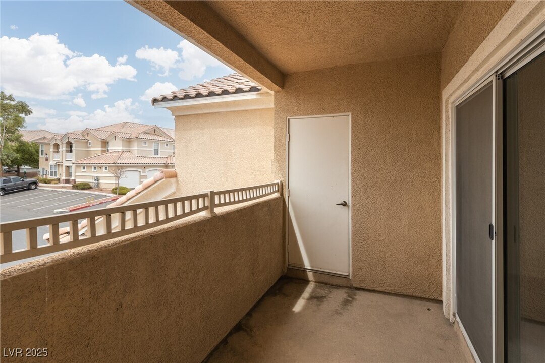 5855 Valley Dr in North Las Vegas, NV - Building Photo