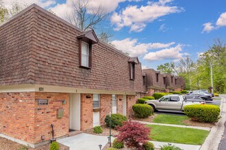 Village In The Woods in Batesville, IN - Foto de edificio - Building Photo