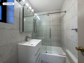 70-25A Park Dr E in Queens, NY - Building Photo - Building Photo