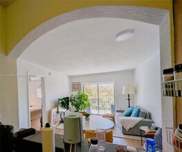 445 SW 11th St in Miami, FL - Foto de edificio - Building Photo