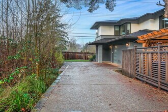 5891 SW 67th Pl in Portland, OR - Building Photo - Building Photo