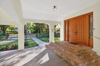 1305 Alhambra Cir in Coral Gables, FL - Foto de edificio - Building Photo