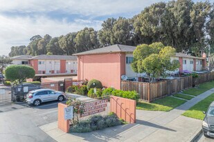Parkside Plaza in Hayward, CA - Building Photo