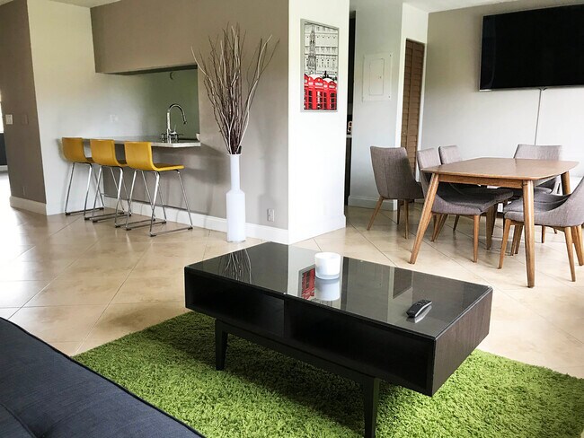 8621 SW 5th St, Unit 205 in Pembroke Pines, FL - Foto de edificio - Building Photo