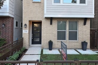 2762 Yellow Jasmine Ln in Dallas, TX - Building Photo - Building Photo