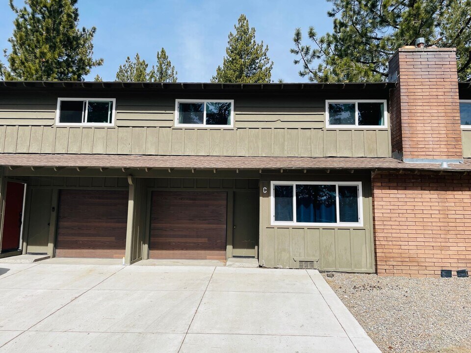 949 Sunset Dr in South Lake Tahoe, CA - Building Photo