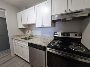 65 N Point Dr, Unit 206 in Boston, MA - Foto de edificio - Building Photo