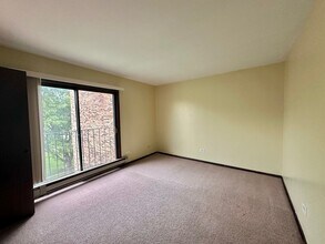 160 S Waters Edge Dr in Glendale Heights, IL - Building Photo - Building Photo