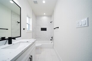 2427 Parker Rd in Houston, TX - Building Photo