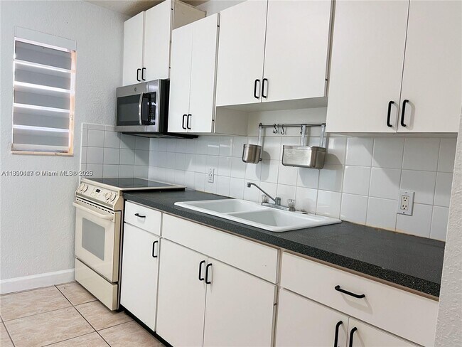 7950 SW 5th St in Miami, FL - Building Photo - Building Photo