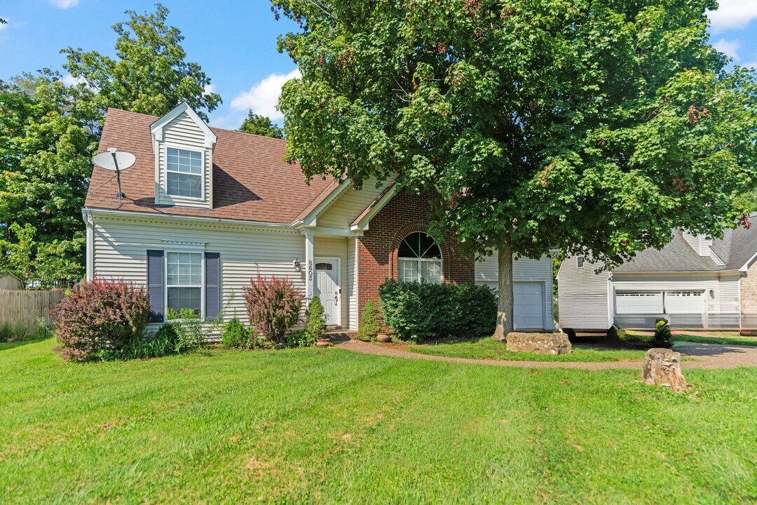 8603 Raintree Cir in Pewee Valley, KY - Building Photo