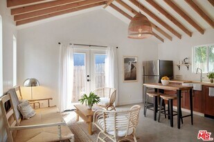 1249 N Hoover St in Los Angeles, CA - Building Photo