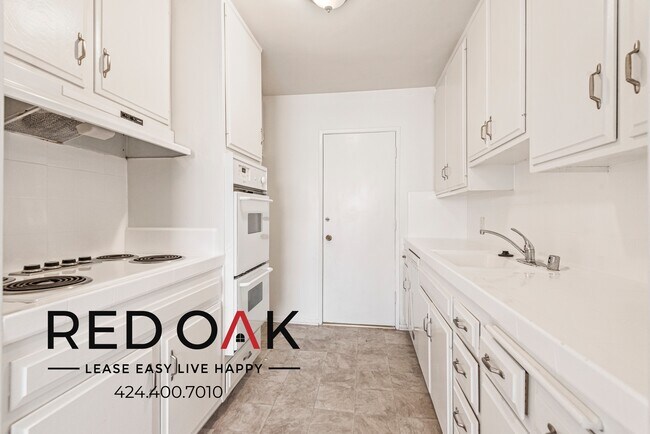 319 S Clark Dr in Los Angeles, CA - Building Photo - Building Photo