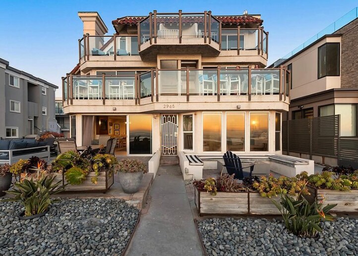 2965 Ocean Front Walk in San Diego, CA - Building Photo