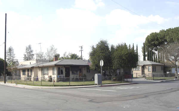 8166 Mckinley Ave in Paramount, CA - Foto de edificio