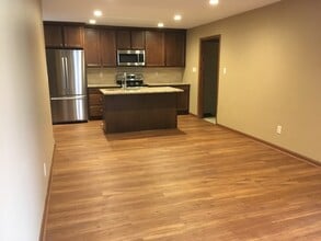 16555 Dane Ct E in Brookfield, WI - Building Photo - Building Photo